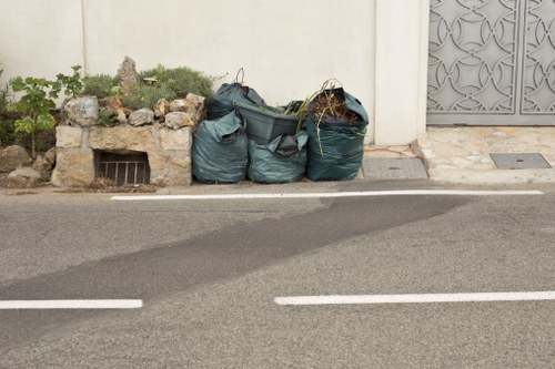 Durable enclosed skip with reinforced base